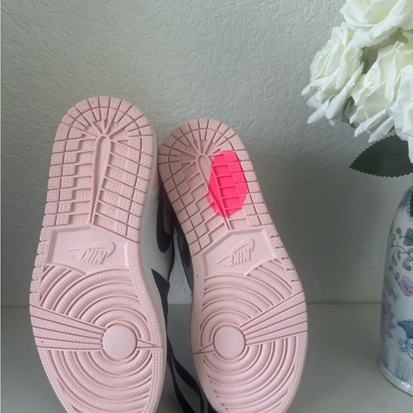 Women's Air Jordan 1 High "Bubble Gum" - Picture 7 of 10